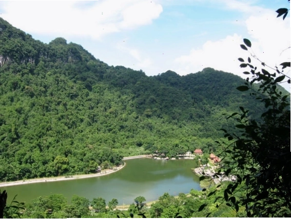 Cảnh quan thiên nhiên dọc bờ hồ Mạc