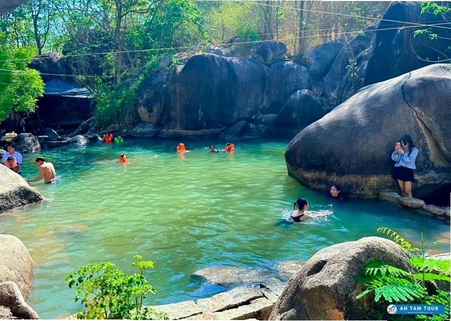 Cảnh quan thiên nhiên hoang sơ tại khu vực Suối Tiên Núi Dinh