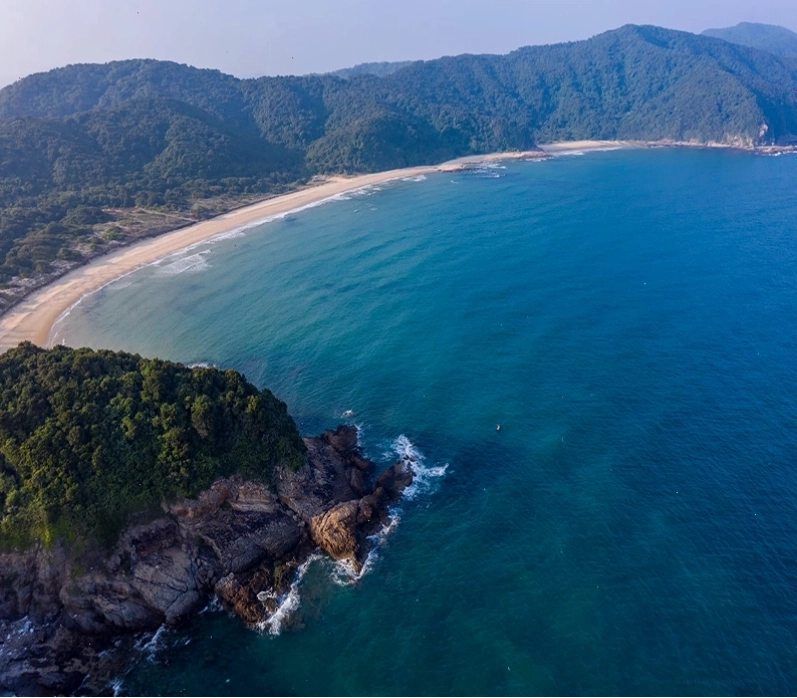 Cảnh quan thiên nhiên hoang sơ xung quanh Hồng Vàn Homestay
