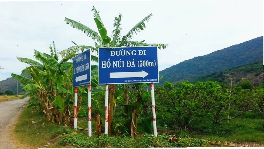 Cảnh quan thiên nhiên hùng vĩ bao quanh Hồ Núi Đá