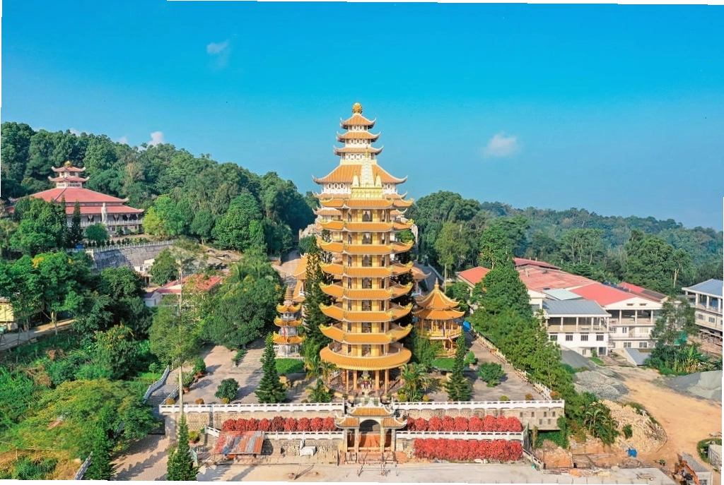 Cảnh quan thiên nhiên hùng vĩ của Núi Cấm