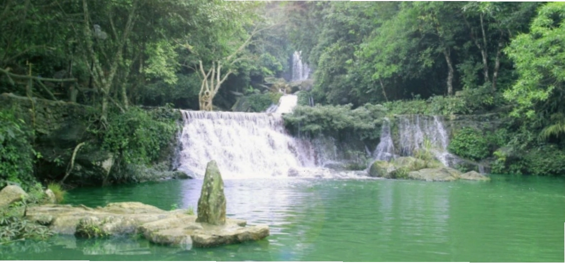 Cảnh quan thiên nhiên hùng vĩ tại Khoang Xanh Suối Tiên