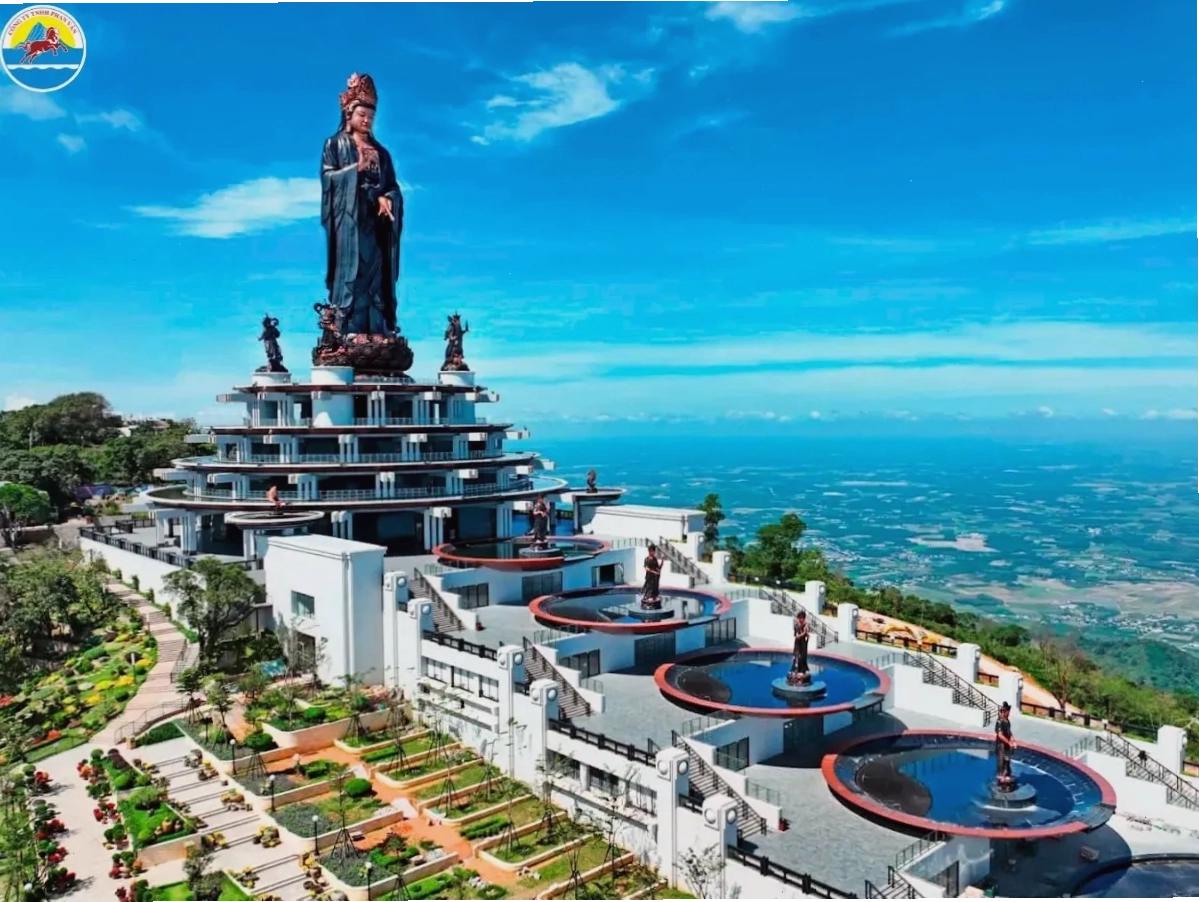 Cảnh quan thiên nhiên hùng vĩ tại Núi Bà Đen vào mùa khô