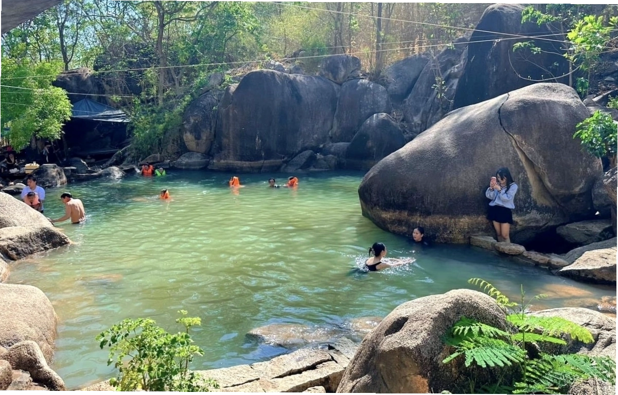 Cảnh quan thiên nhiên hùng vĩ và trữ tình của Suối Đá Vũng Tàu
