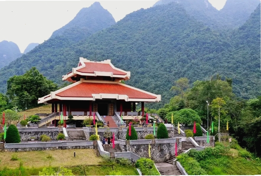 Cảnh quan thiên nhiên tươi đẹp quanh Suối Lênin
