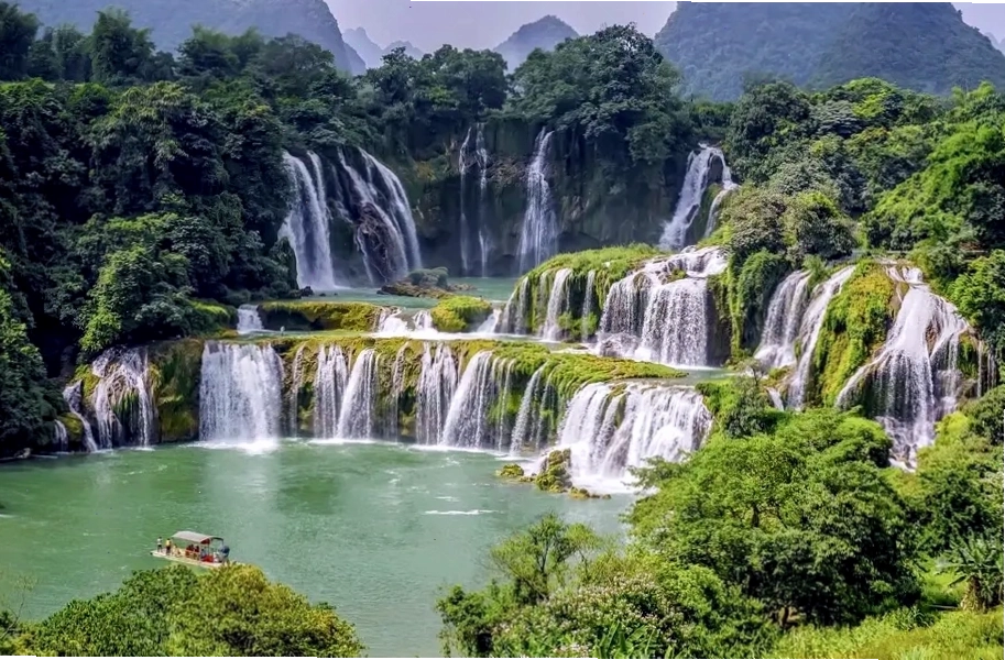 Cảnh quan thiên nhiên tươi đẹp xung quanh Thác Bản Giốc