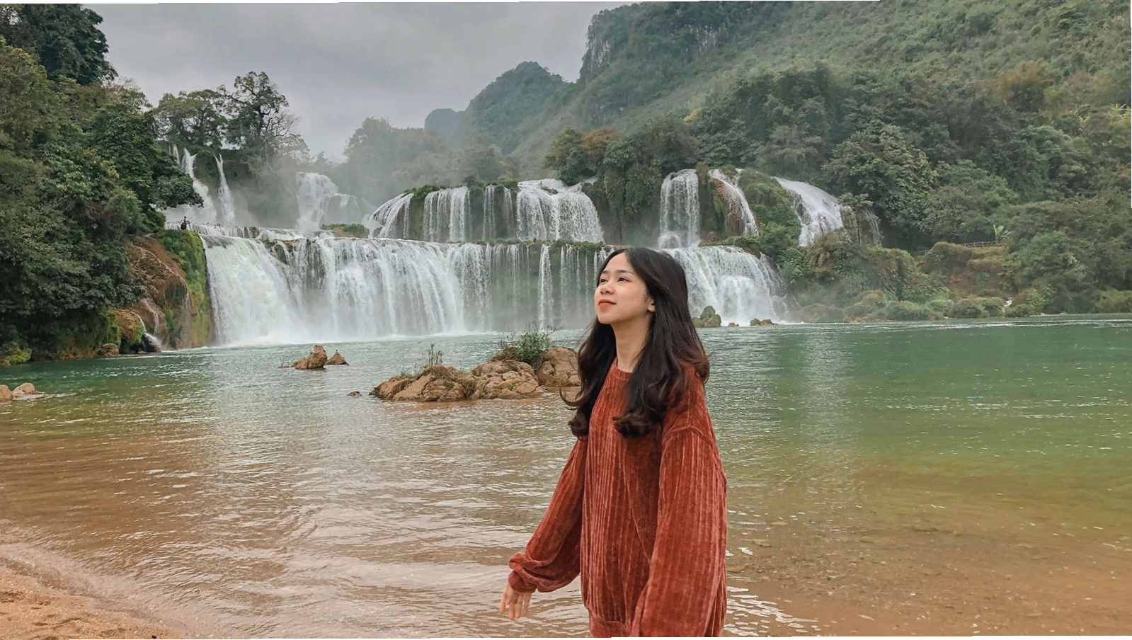 Cảnh quan thiên nhiên tươi đẹp xung quanh Thác Bản Giốc