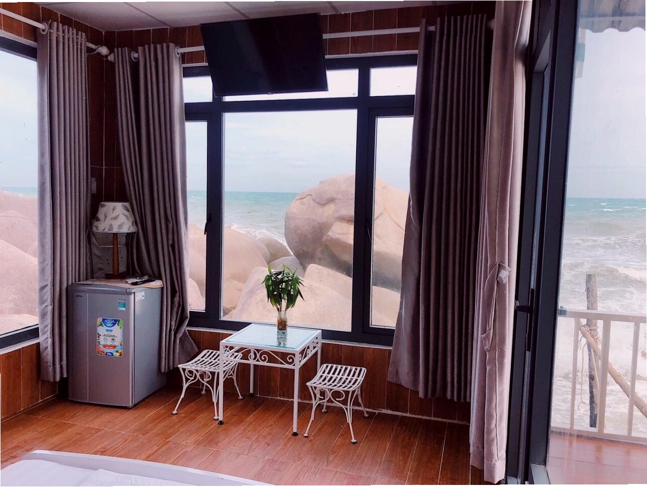 Cảnh quan thiên nhiên xung quanh Homestay Bãi Đá Chày