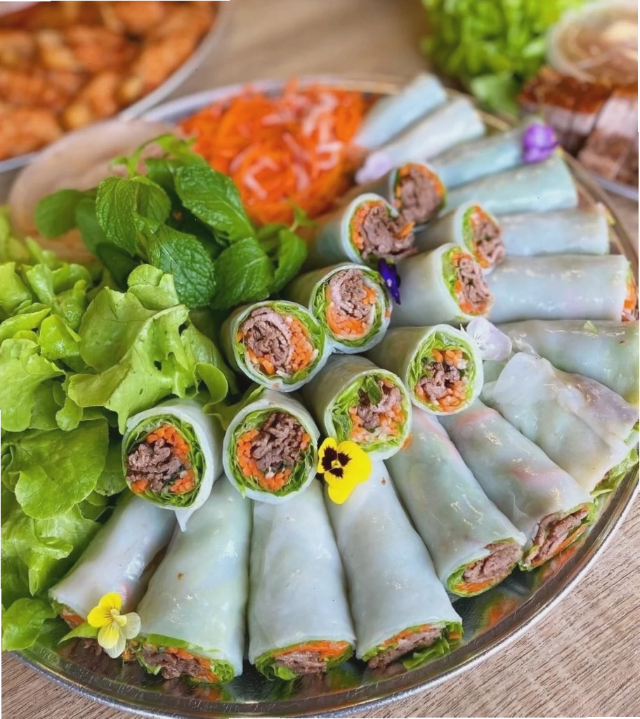 Cảnh quan xanh mát và hồ nước trong công viên Thủ Lệ