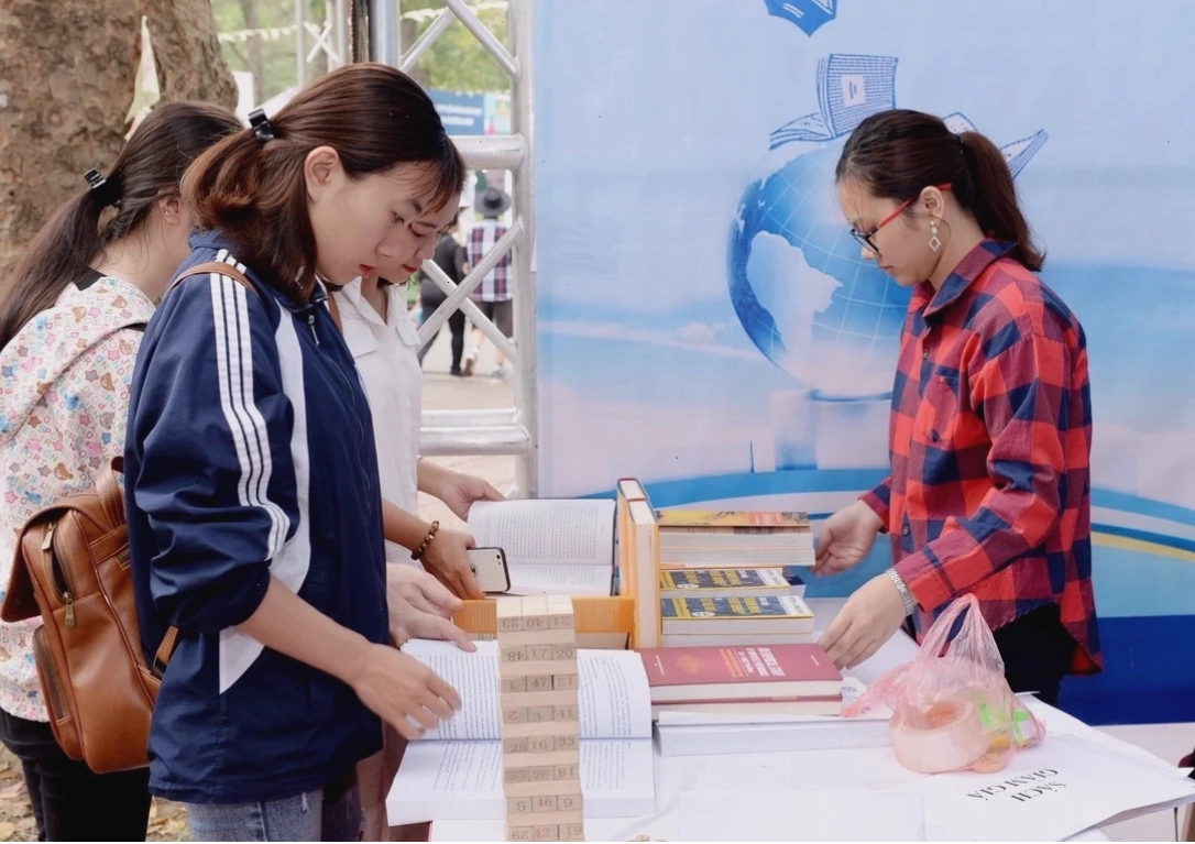 Cảnh quan xanh mát và yên bình tại Công viên Thống Nhất