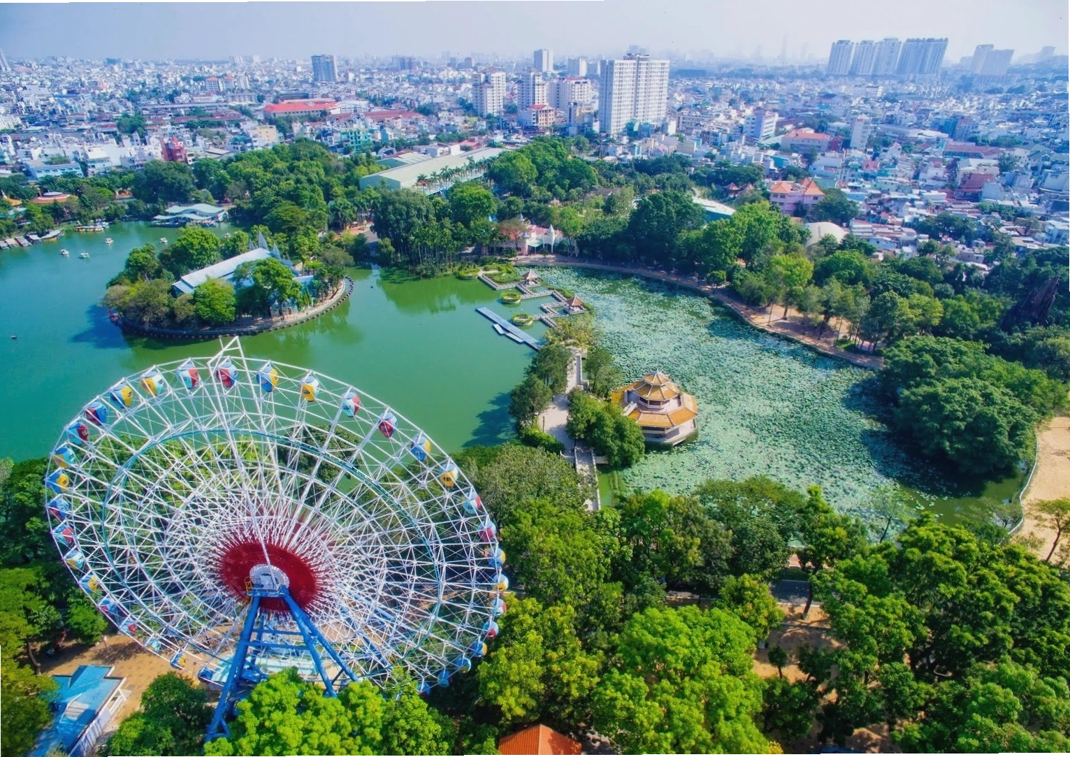 Cảnh quan xanh mát với những hàng cây rợp bóng