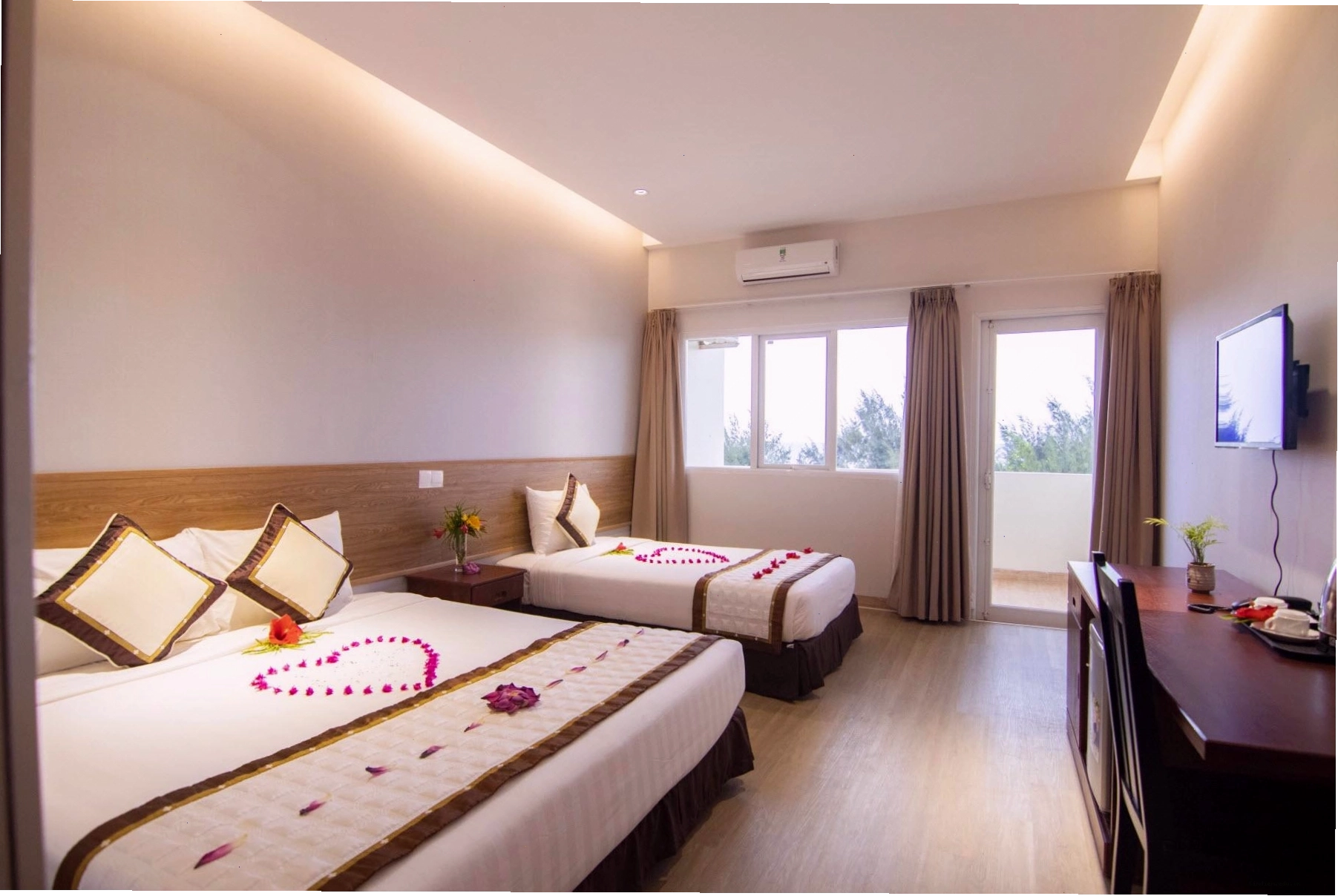 Cảnh quan xanh mát xung quanh khu nghỉ dưỡng Maxivic Beach Resort