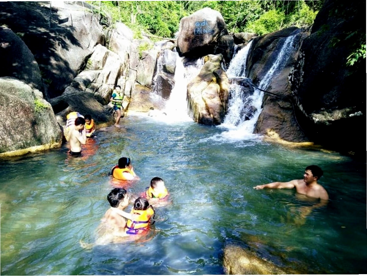 Cảnh quan xanh mát xung quanh Suối Tiên Vũng Tàu vào một ngày nắng đẹp
