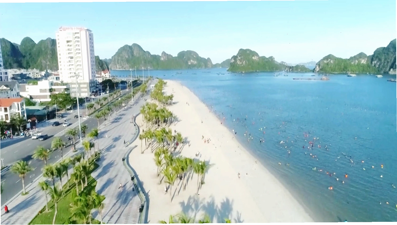 Cảnh quan yên bình của Bãi tắm Hòn Gai với hàng dừa xanh và biển trong vắt