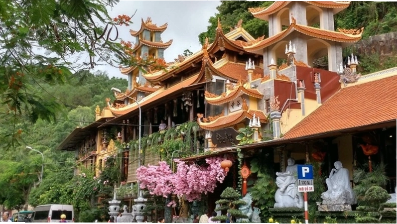 Cảnh quan yên bình tại Chùa Hang Đồ Sơn