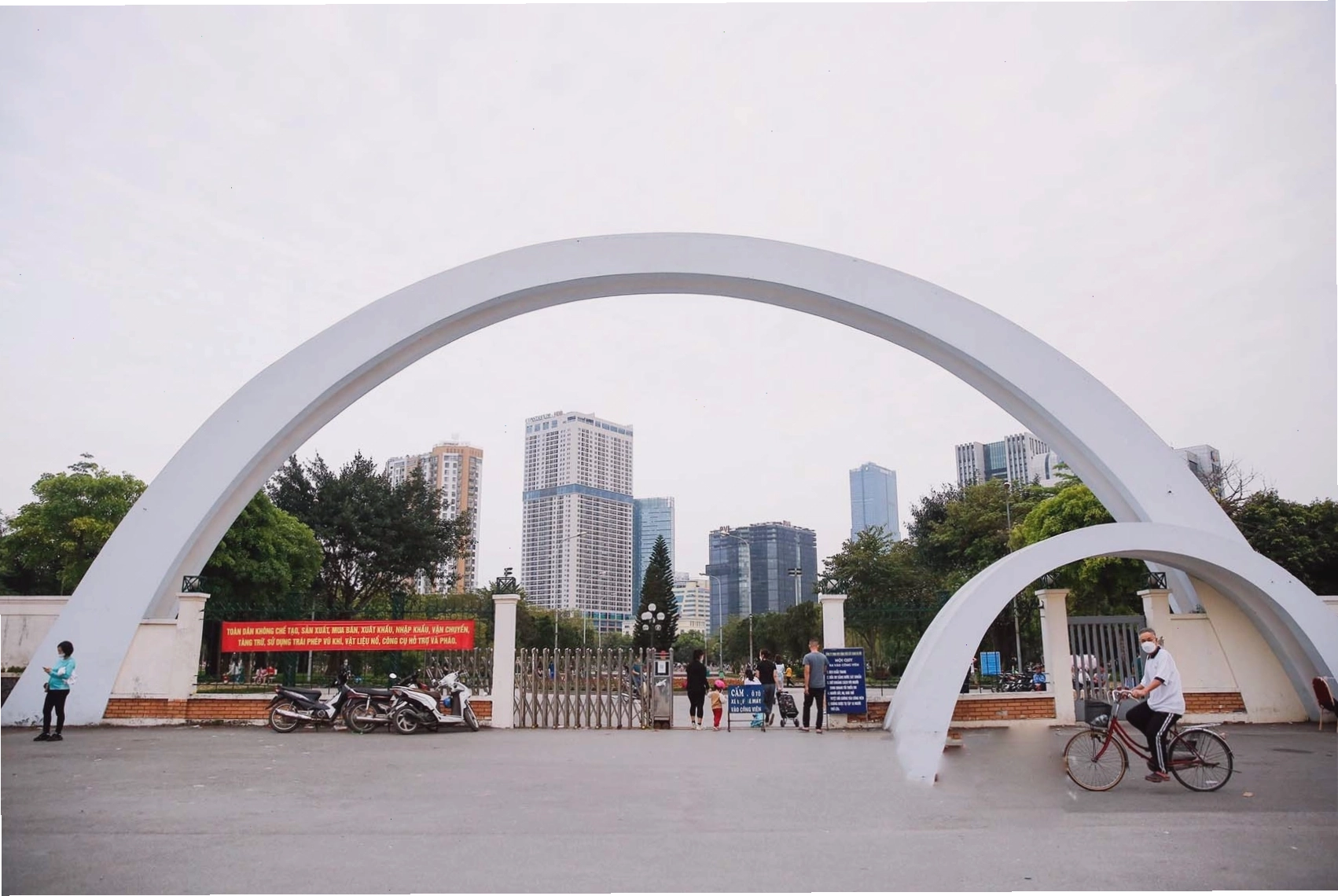 Cảnh quan yên bình tại một công viên xanh ở Hà Nội