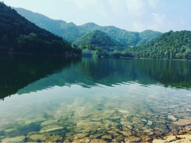 Cảnh sắc thiên nhiên tại hồ Hàm Lợn