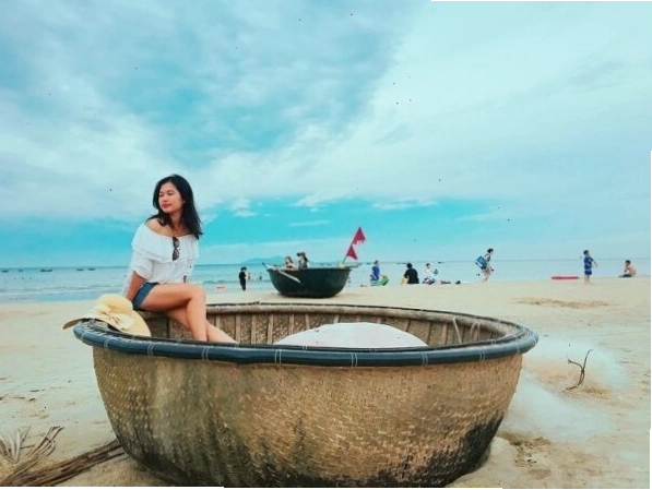 Cảnh sinh hoạt của ngư dân gần bãi biển Trà Cổ