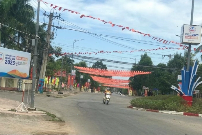 Cảnh sinh hoạt của người dân ven Hồ Biển Lạc