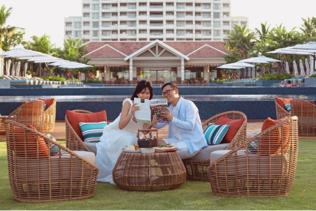 Cặp đôi đọc thực đơn tại Fusion Resort