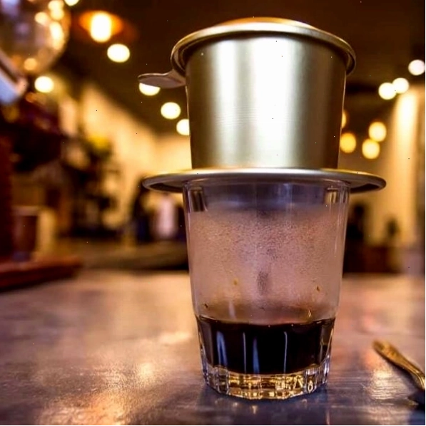 Cặp đôi ngồi chill bên ly cafe, trò chuyện vui vẻ