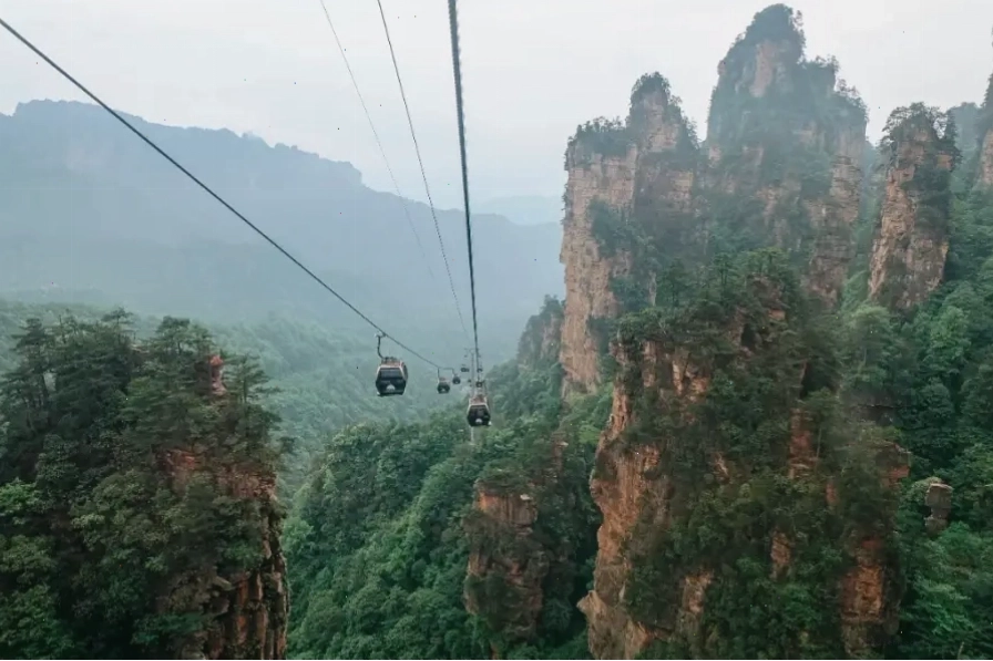 Cáp treo lơ lửng qua những ngọn núi hùng vĩ ở Trương Gia Giới