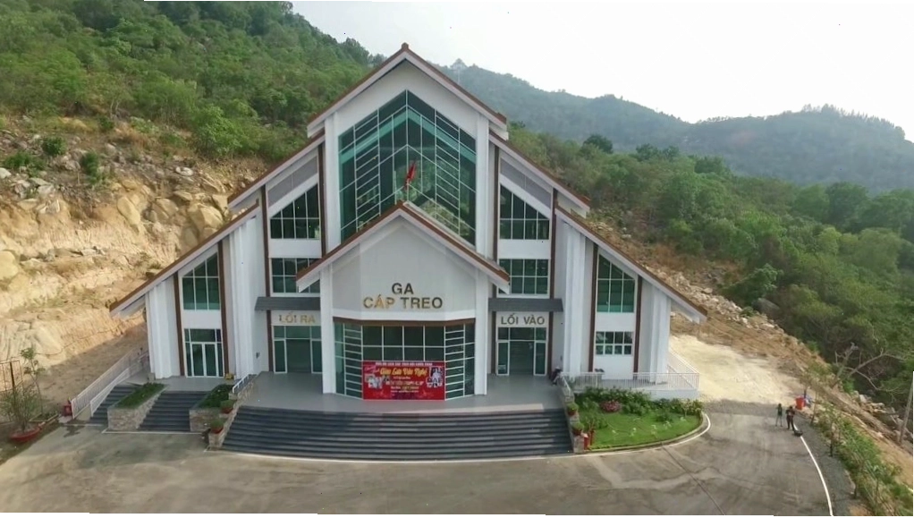 Cáp treo phục vụ du khách lên Núi Chứa Chan