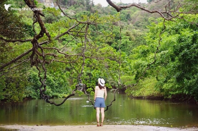 Cát trắng mịn và làn nước trong xanh tại Bãi Suối Nóng