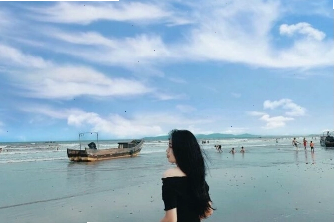 Cát trắng mịn và nước biển xanh trong tại biển Trà Cổ