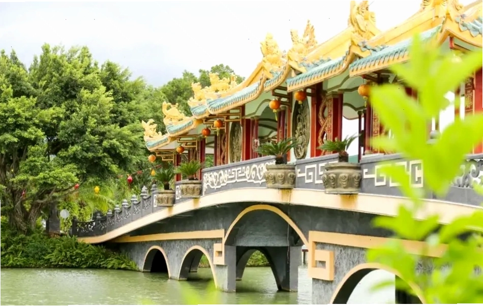 Cầu dẫn ra đảo Long Ẩn tại Khu Du Lịch Long Điền Sơn