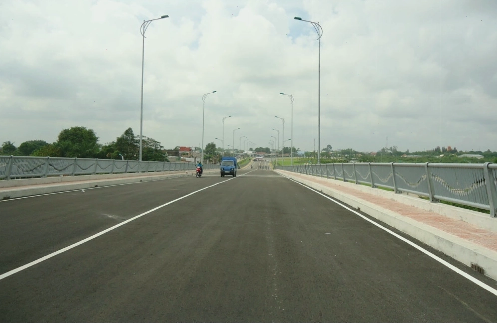 Cầu Rạch Tra nhìn từ xa