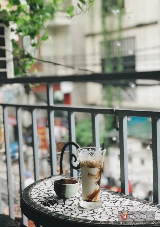 Cầu thang hẹp bên trong quán cafe Duy Trí