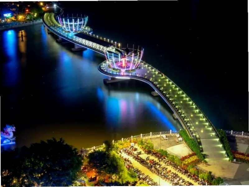 Cầu Tình Yêu Cần Thơ lung linh về đêm