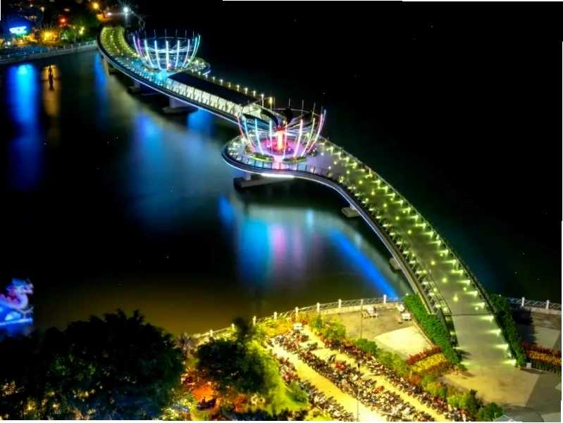 Cầu Tình Yêu Cần Thơ lung linh về đêm