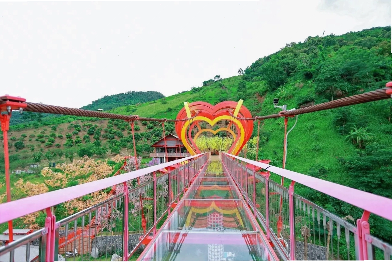 Cầu Tình Yêu lãng mạn tại Suối Mỏ Mắm