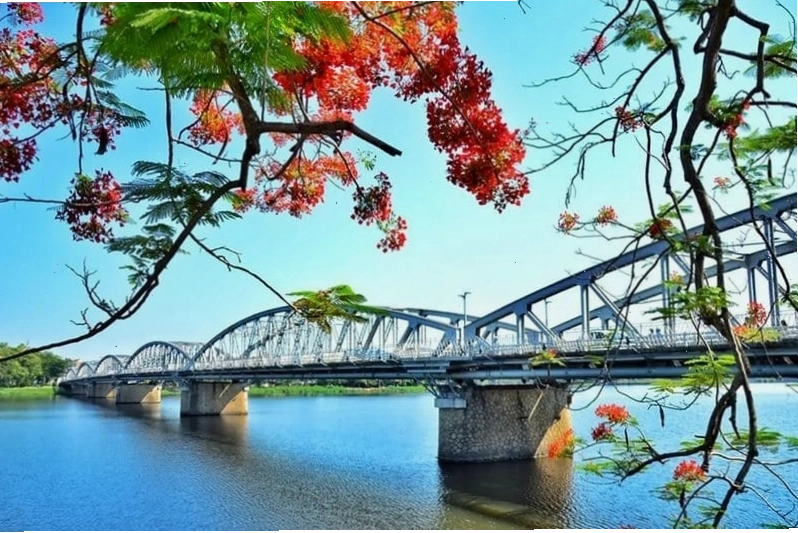 Cầu Trường Tiền lung linh về đêm