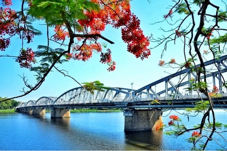 Cầu Trường Tiền về đêm rực rỡ ánh đèn