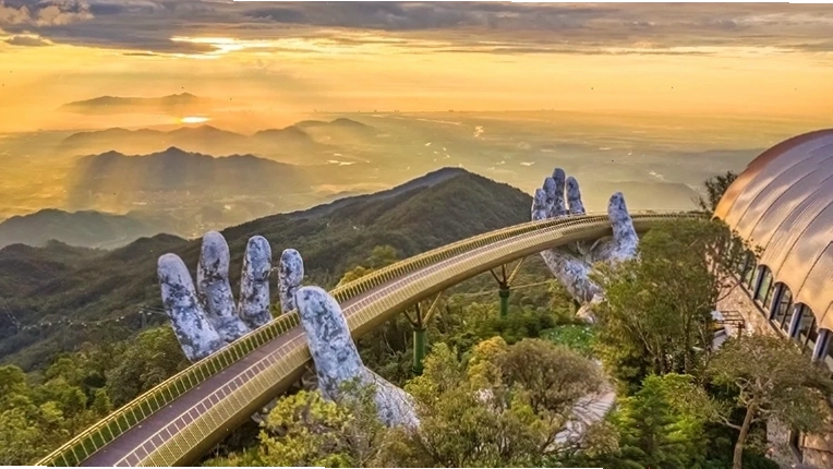 Cầu Vàng Bà Nà Hills gần Mercure Đà Nẵng