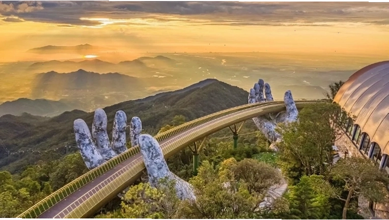 Cầu Vàng Bà Nà Hills gần Mercure Danang French Village