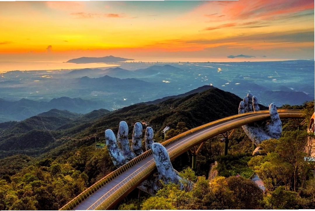 Cầu Vàng Bà Nà Hills với đôi bàn tay khổng lồ giữa mây trời