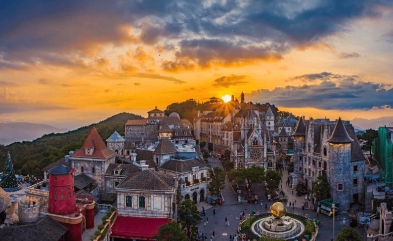 Cầu Vàng tại Bà Nà Hills với hai bàn tay khổng lồ nâng đỡ