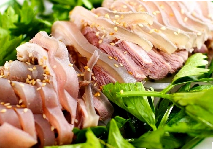 Cây cầu bắt qua suối
