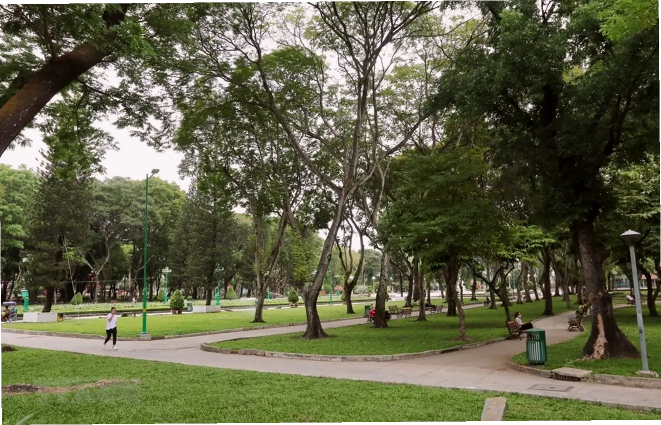 Cây cầu bộ hành nối liền hai khu vực của Công Viên Gia Định