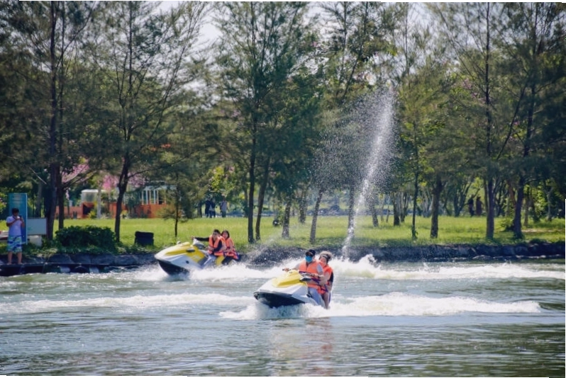 Cây cầu gỗ bắc qua hồ tại Suối Mơ Đồng Nai