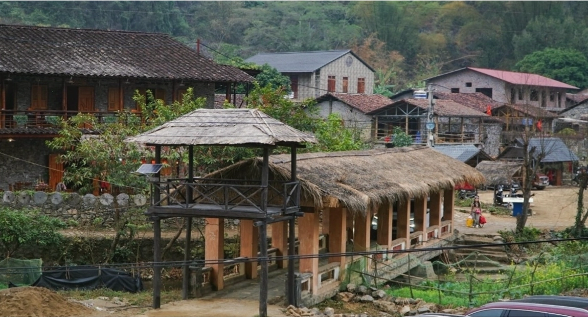 Cây cầu gỗ dẫn vào làng đá cổ Khuoi Ky