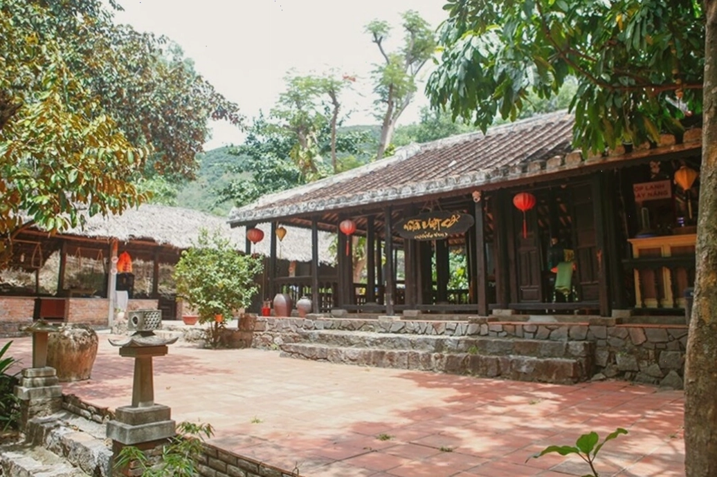 Cây cầu nhỏ bắc qua dòng suối Lương