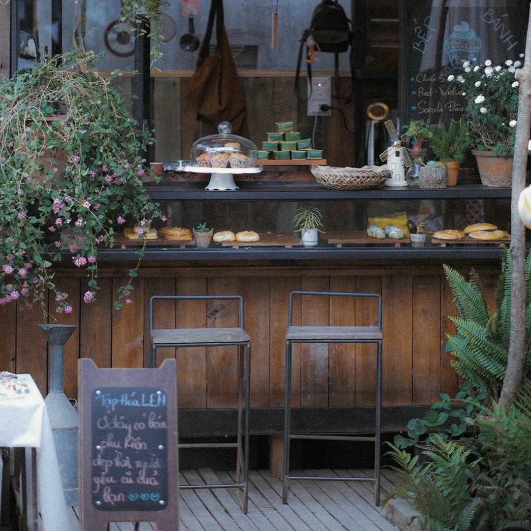 Cây xanh bao phủ tạo không gian trong lành tại Still Cafe