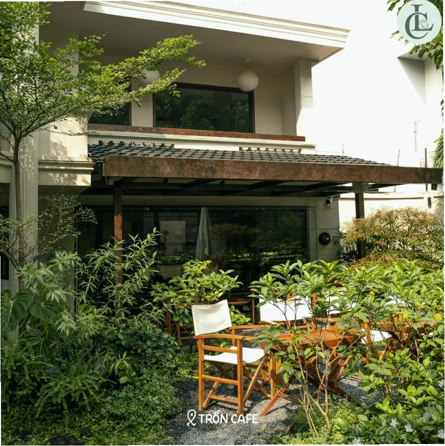 Cây xanh được bố trí khéo léo trong không gian Trốn Cafe