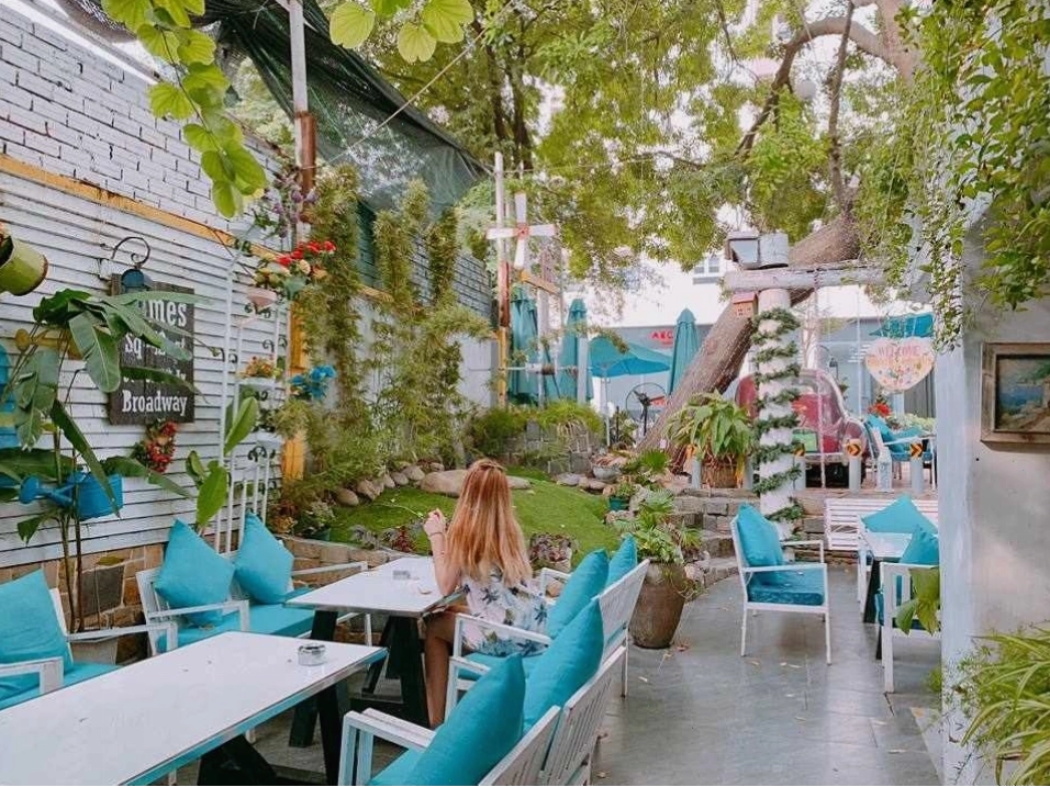 Cây xanh trang trí tạo điểm nhấn cho không gian quán cafe sân vườn