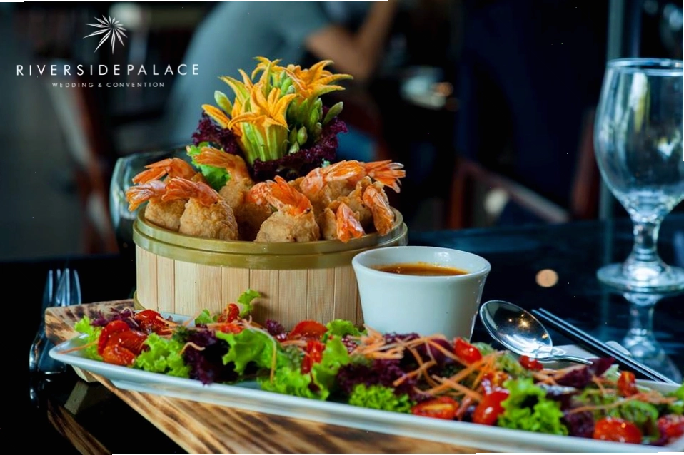 Chả giò bách hoa sốt chua ngọt chinh phục vị giác khách mời tiệc cưới